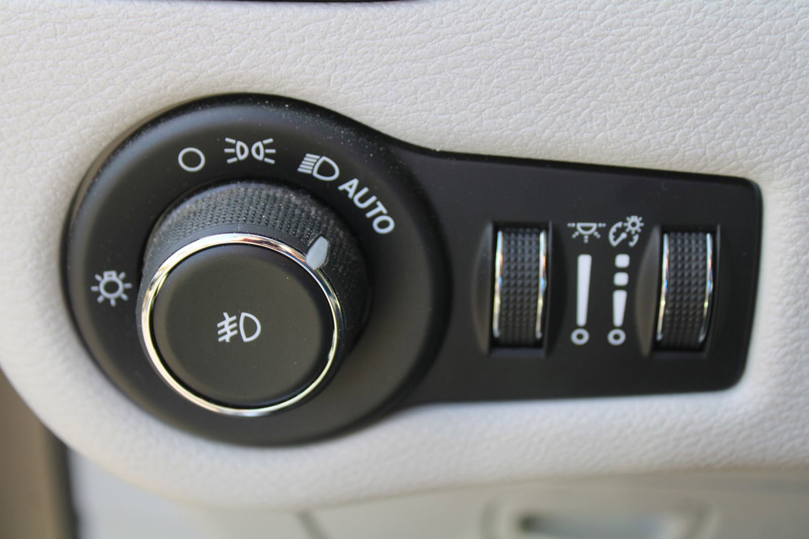 Used 2019 Jeep Cherokee Limited w/ Technology Group image 26