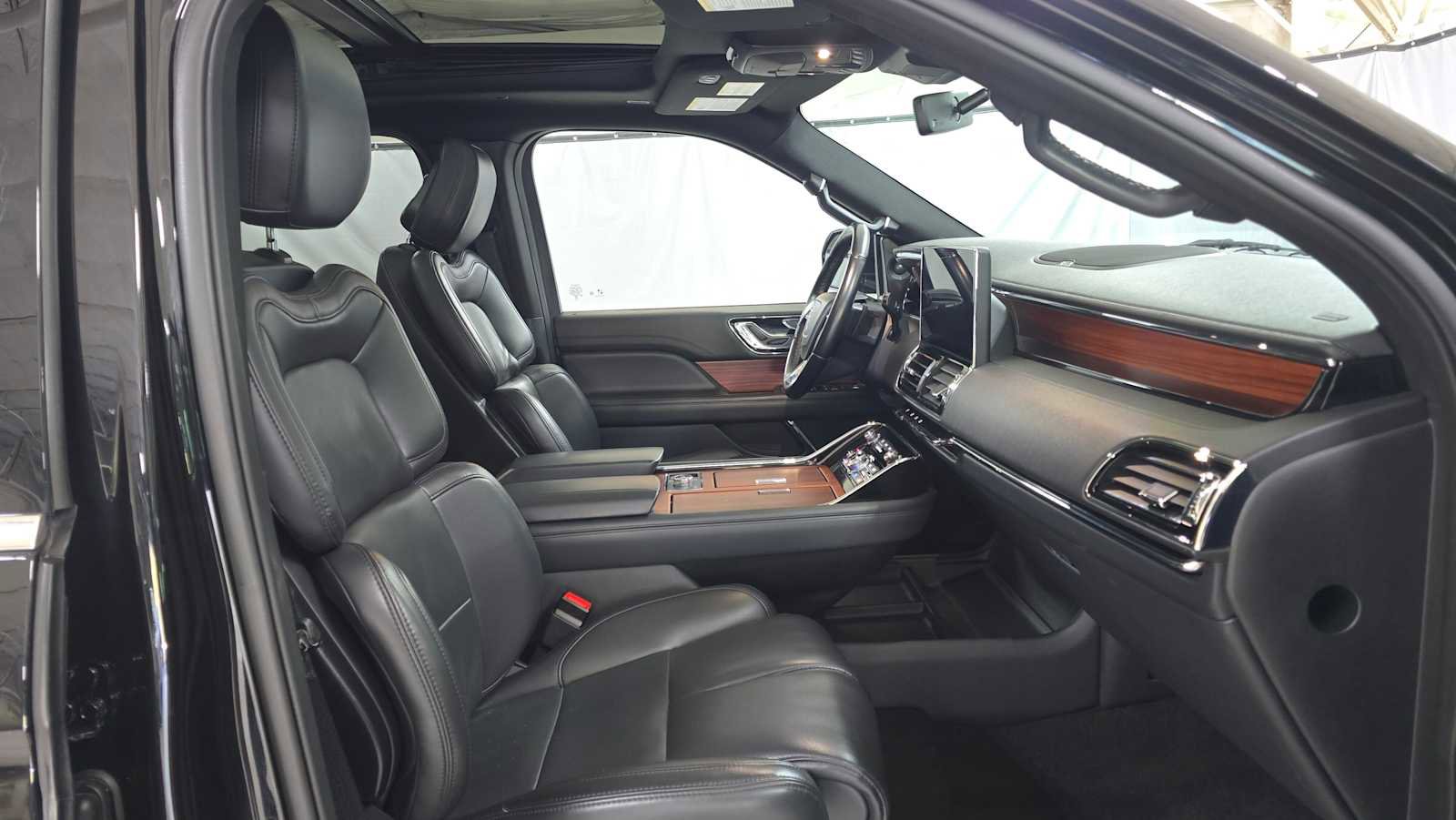 Used 2024 Lincoln Navigator L Premiere image 10