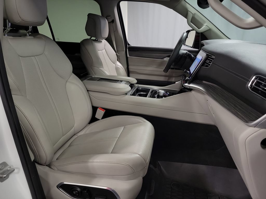 Used 2024 Jeep Wagoneer L Series II w/ Flexible Seating Group AWD/4WD image 27
