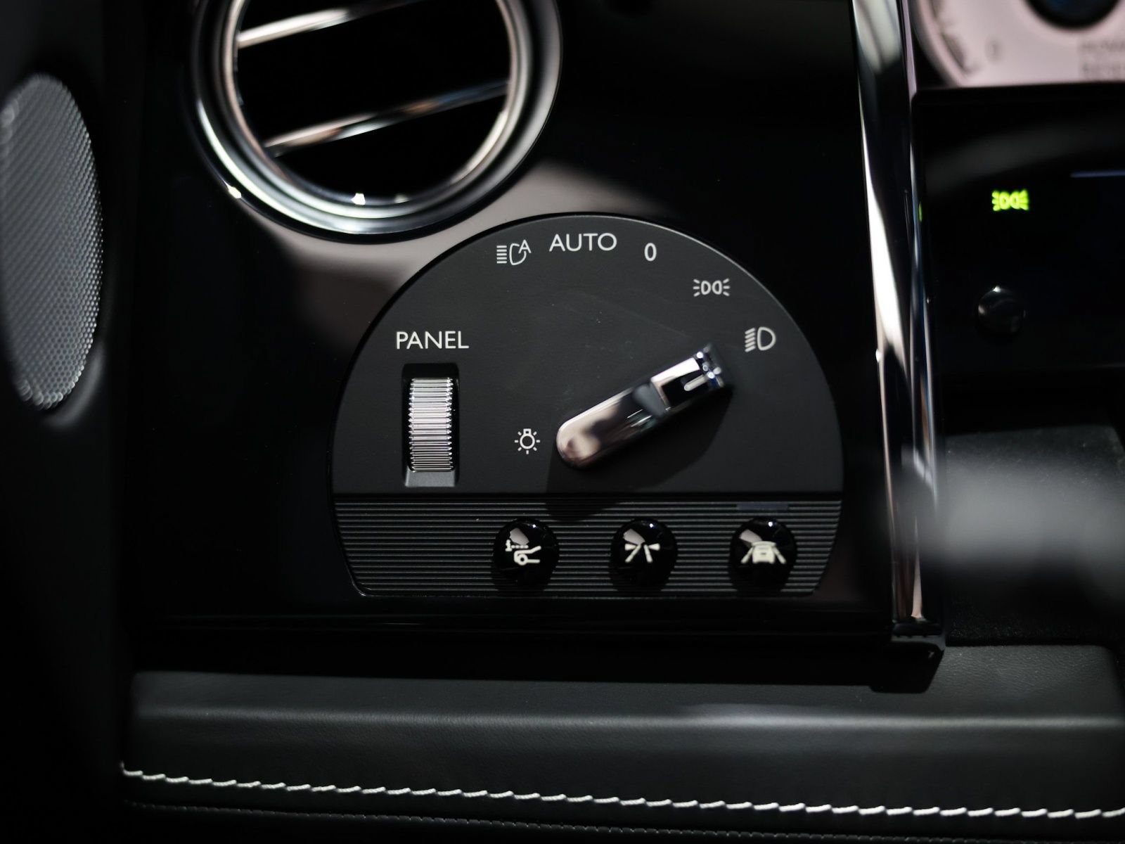 Used 2019 Rolls-Royce Wraith RWD image 28