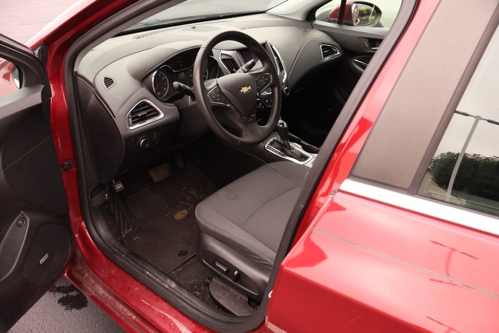 Used 2019 Chevrolet Cruze LT w/ Sun And Sound Package FWD image 9