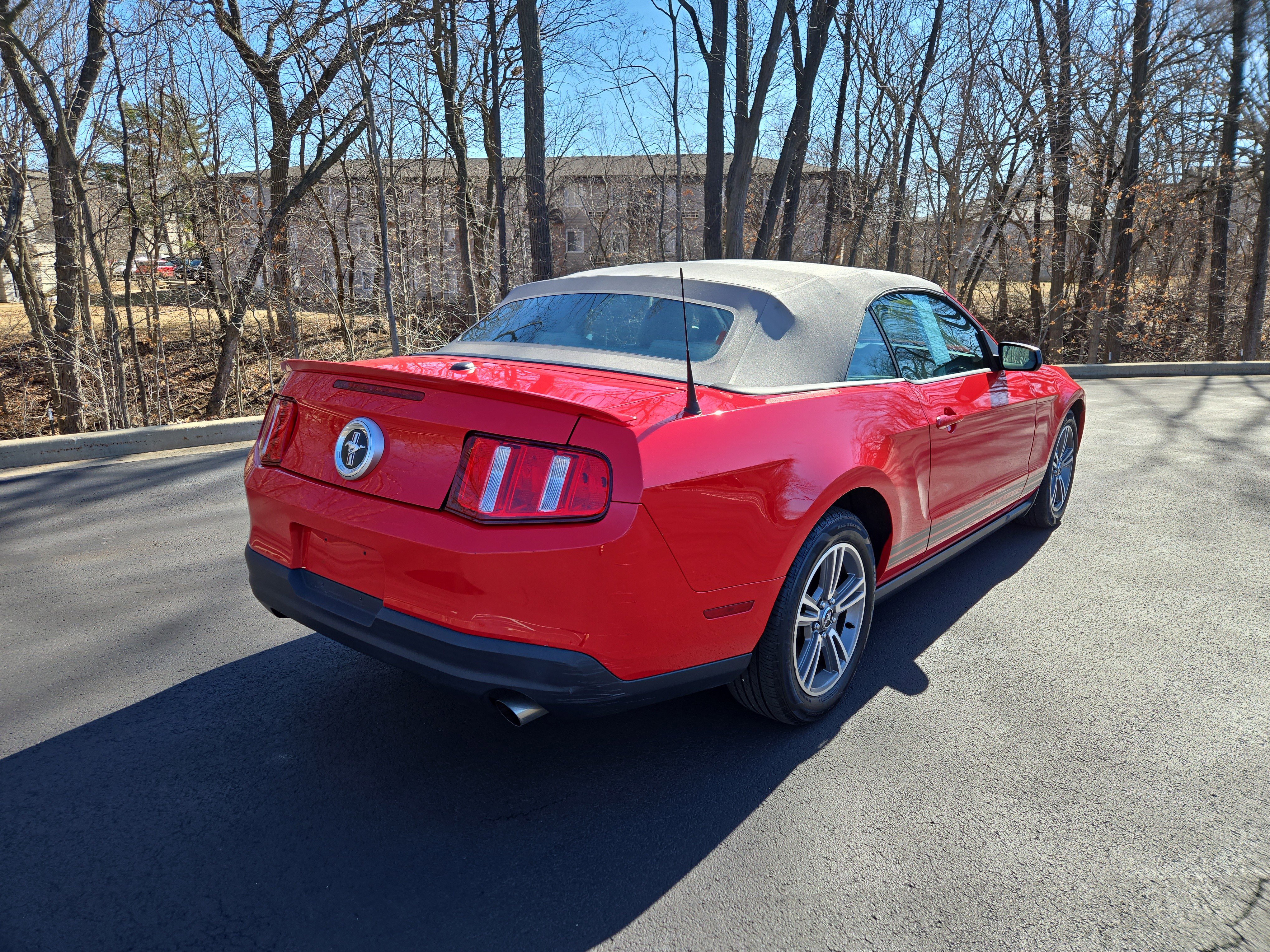Used 2010 Ford Mustang Convertible image 3