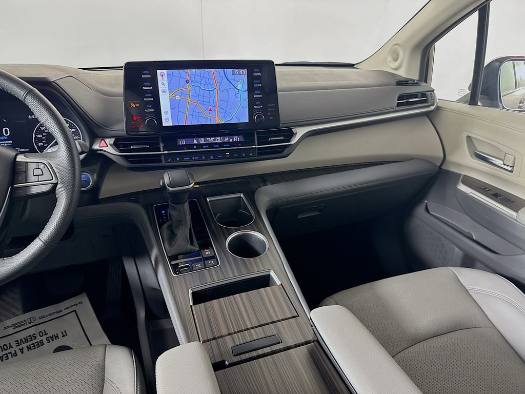 Used 2024 Toyota Sienna Limited image 28