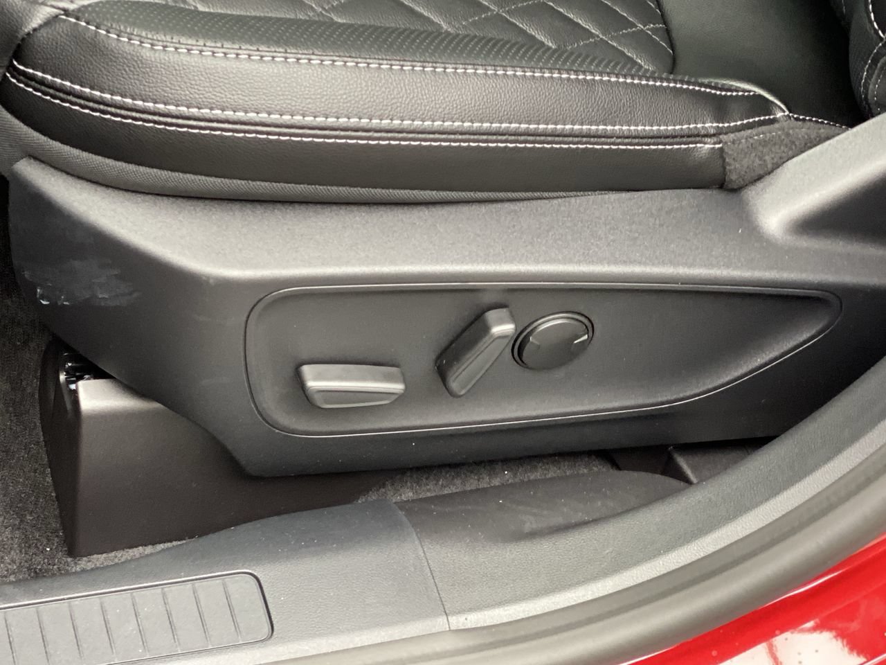 New 2024 Ford Escape SE w/ PHEV Premium Package FWD image 11