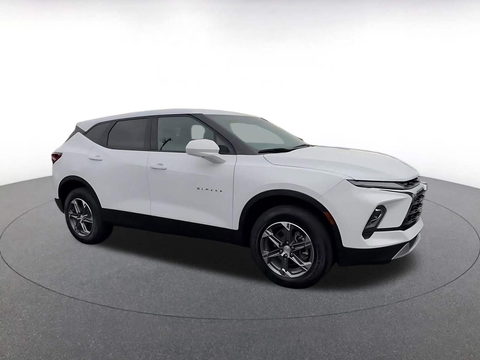 Used 2025 Chevrolet Blazer LT image 2