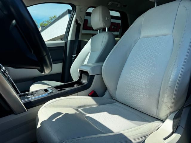 Used 2017 Land Rover Discovery Sport SE AWD/4WD image 14