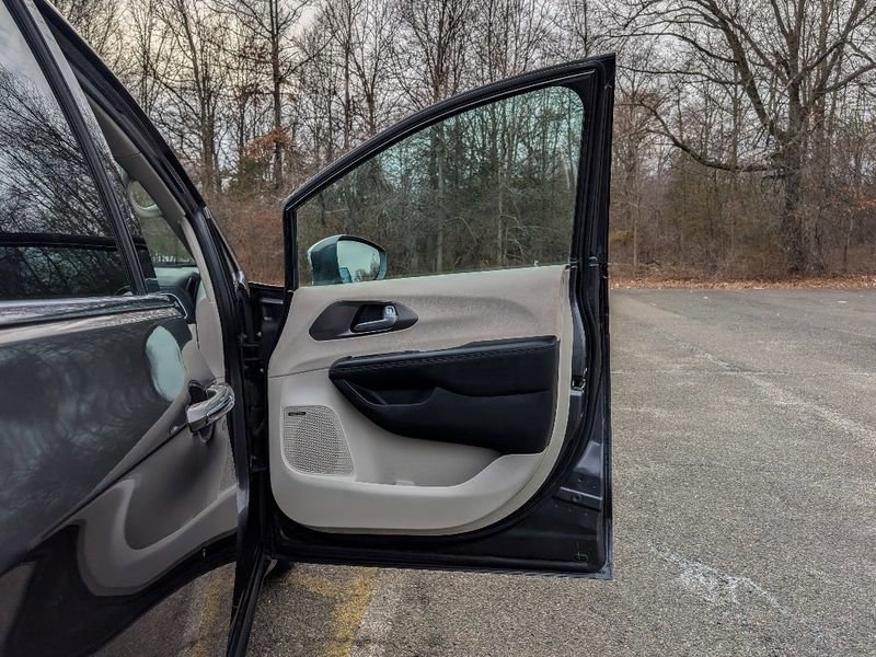 Used 2018 Chrysler Pacifica Limited w/ Advanced Safetytec Group image 11