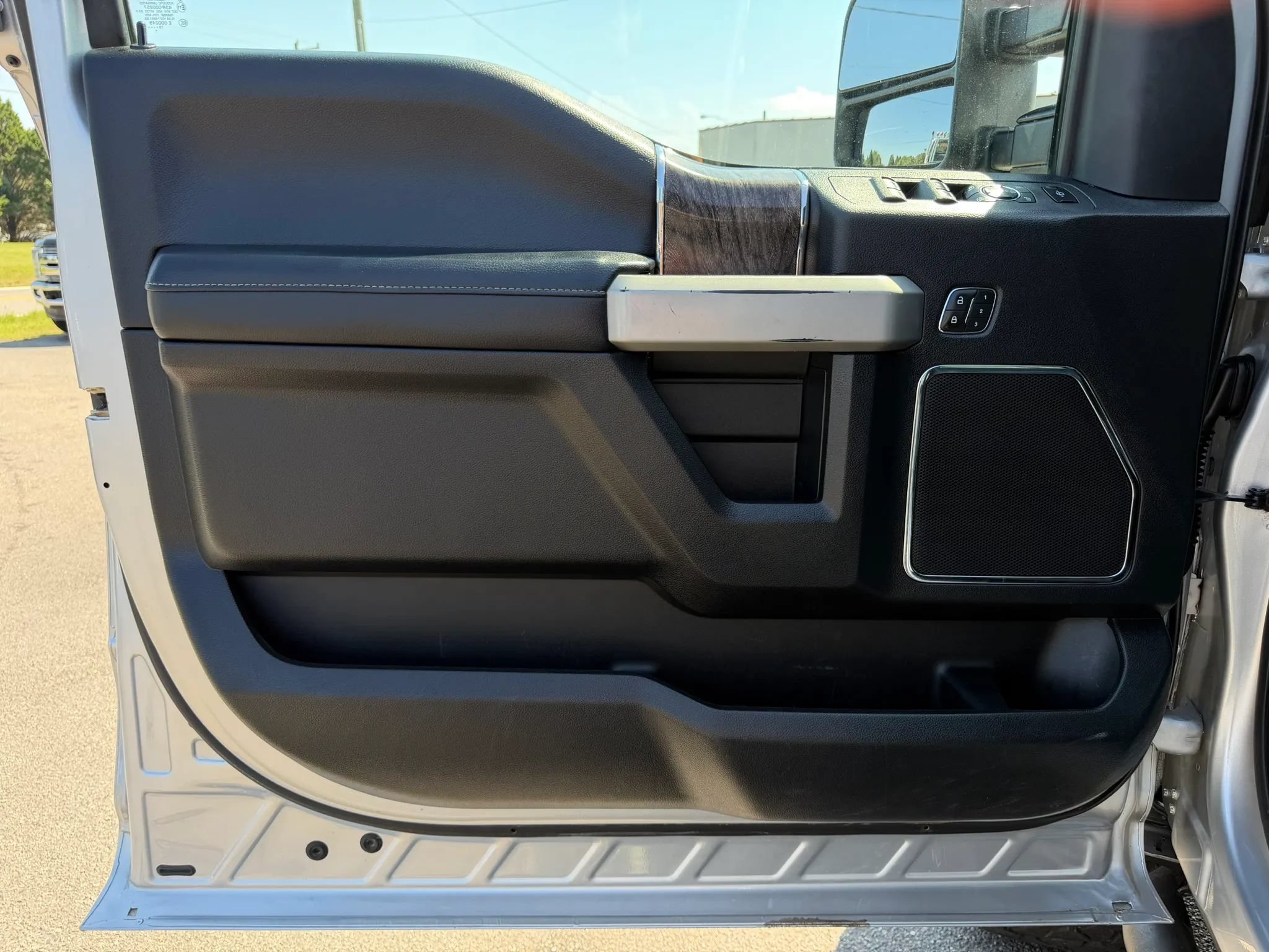 Used 2019 Ford F250 Lariat w/ Lariat Ultimate Package AWD/4WD image 16