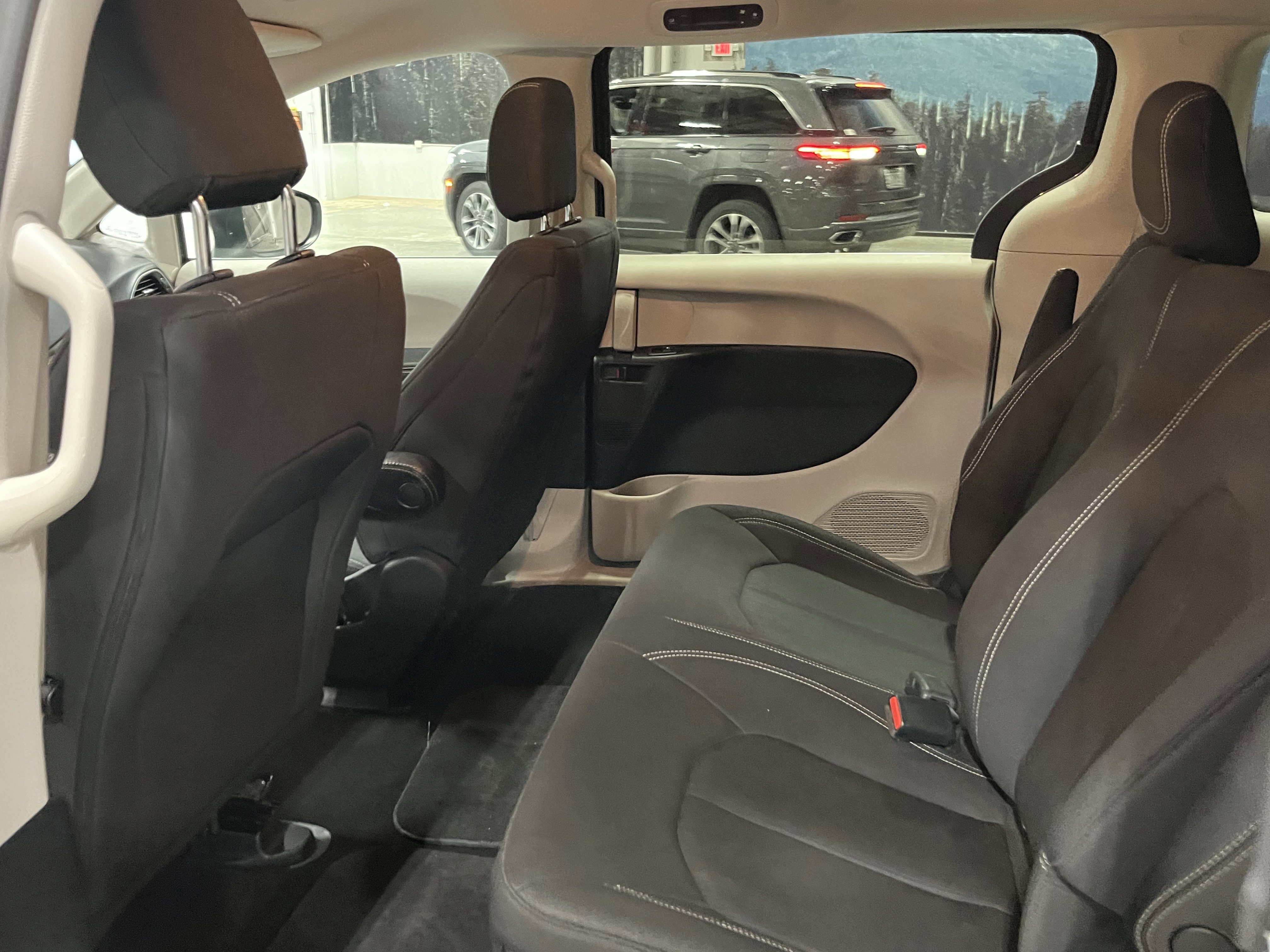 Used 2020 Chrysler Voyager L image 13