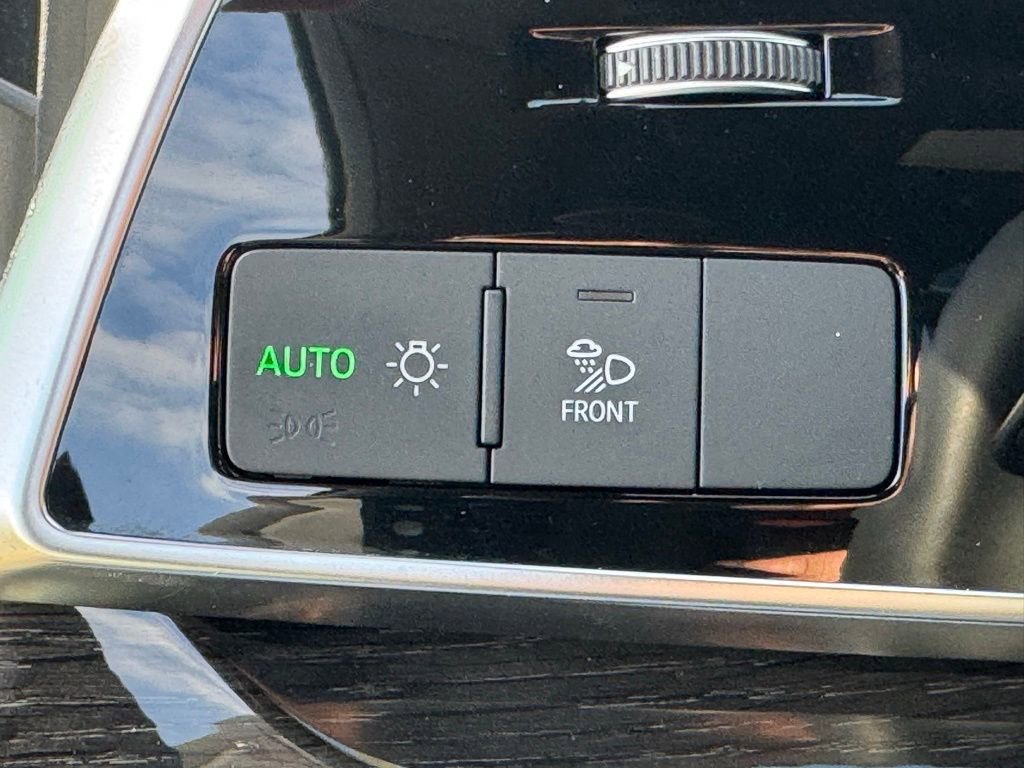 Used 2025 Audi Q8 Premium Plus image 32