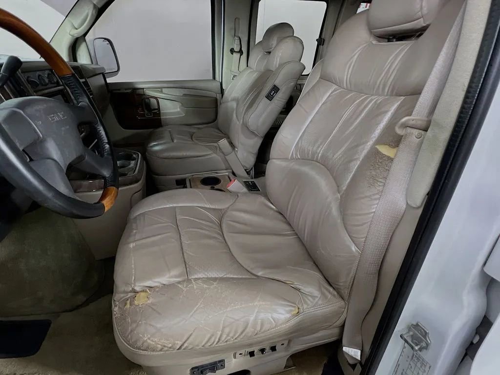 Used 2004 GMC Savana 1500 w/ Preferred Equipment Group image 19