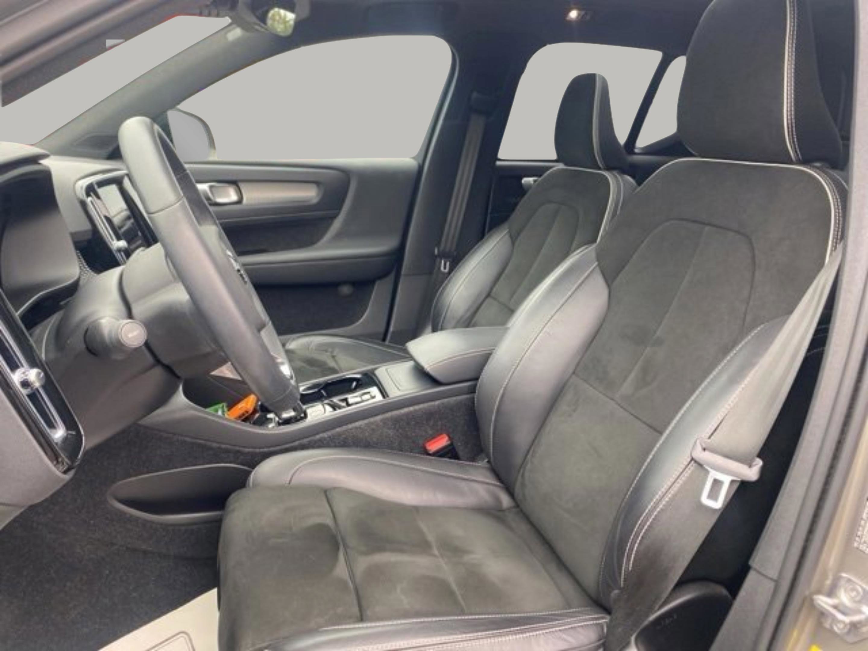 Used 2022 Volvo XC40 T4 R-Design w/ Climate Package image 14