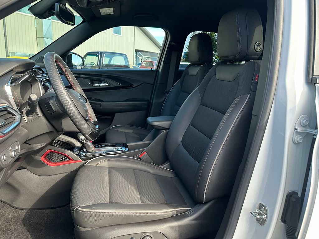 Used 2023 Chevrolet TrailBlazer RS w/ Convenience Package FWD image 3