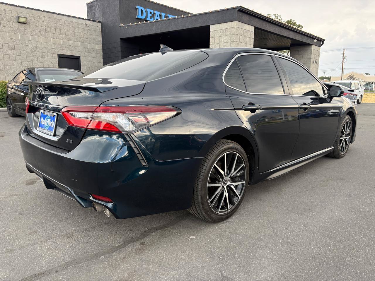 Used 2021 Toyota Camry SE FWD image 4