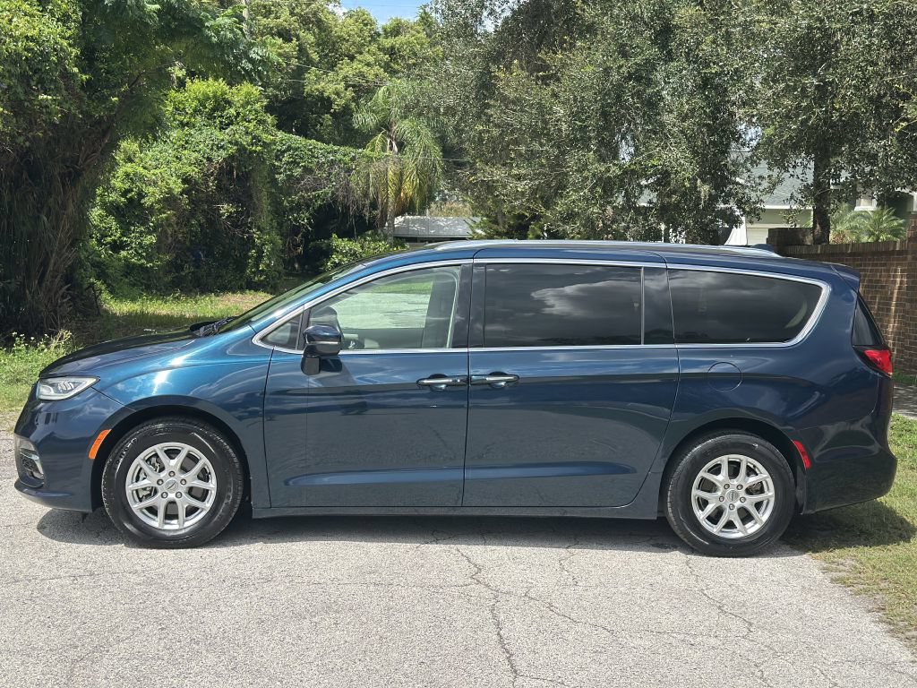 Used 2021 Chrysler Pacifica Touring-L FWD image 2