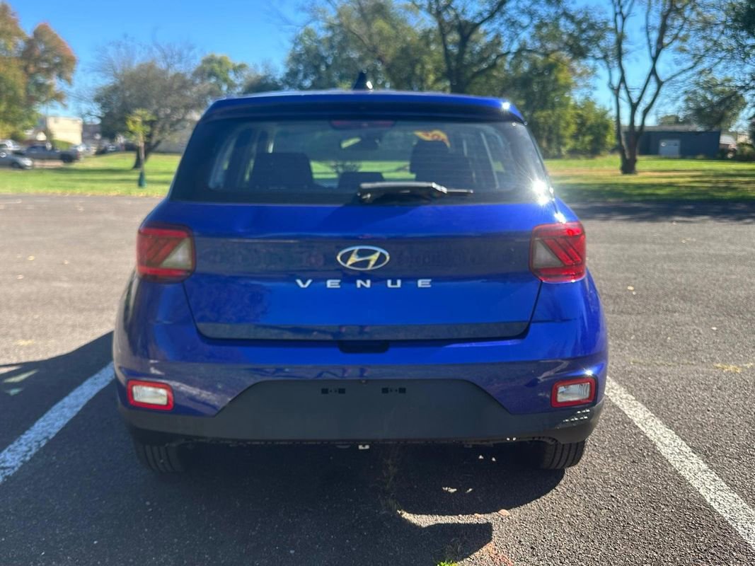 Used 2021 Hyundai Venue SE image 4