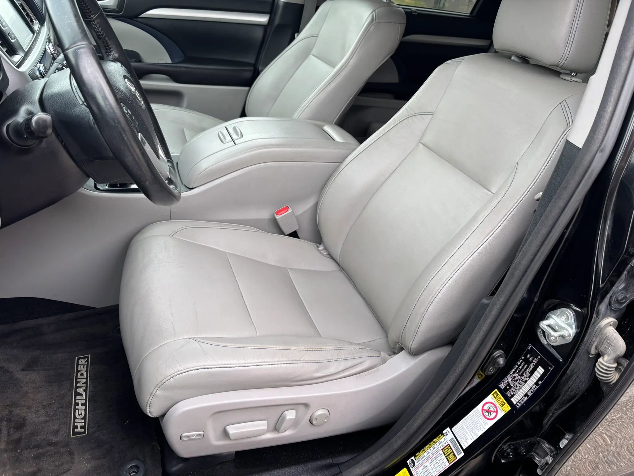 Used 2017 Toyota Highlander XLE AWD/4WD image 22