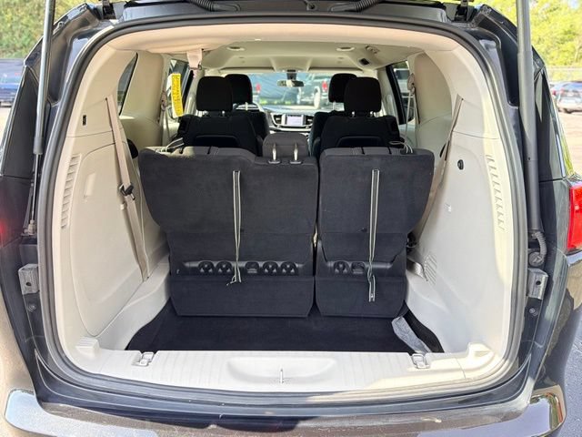 Used 2022 Chrysler Voyager LX FWD image 26