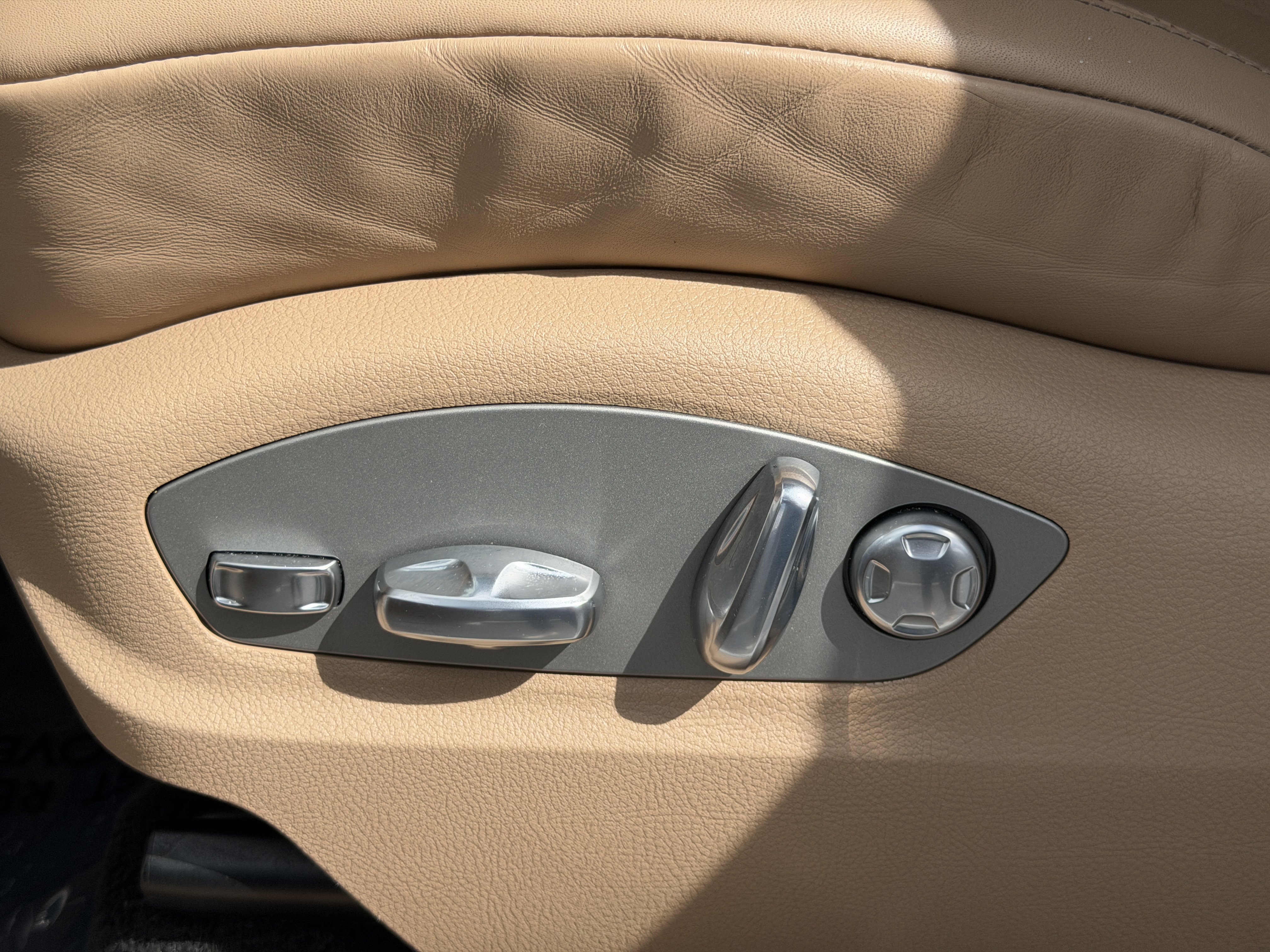 Certified 2024 Porsche Macan AWD/4WD image 24