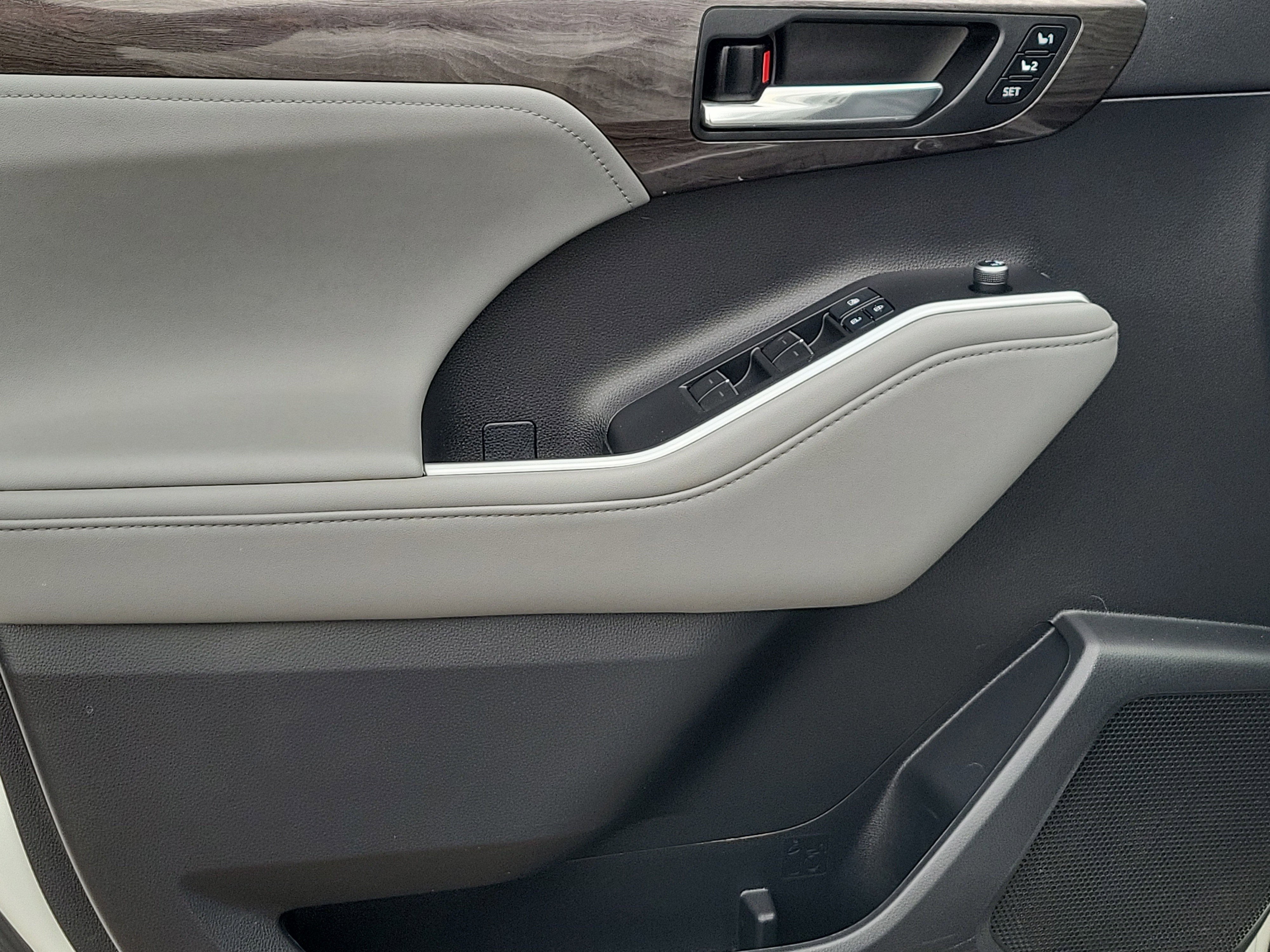 Used 2021 Toyota Highlander Limited image 6