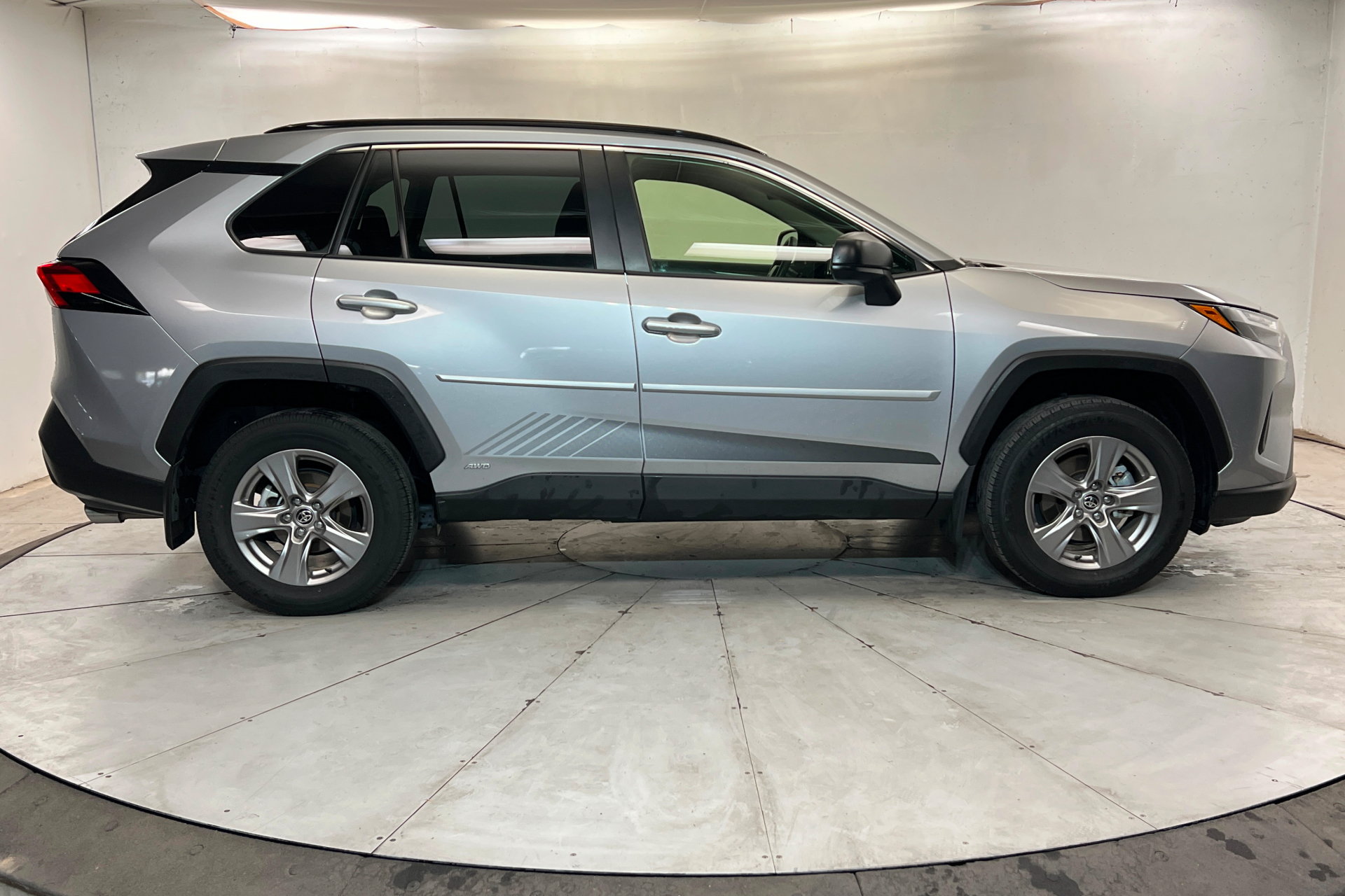 Used 2025 Toyota RAV4 LE AWD/4WD image 6