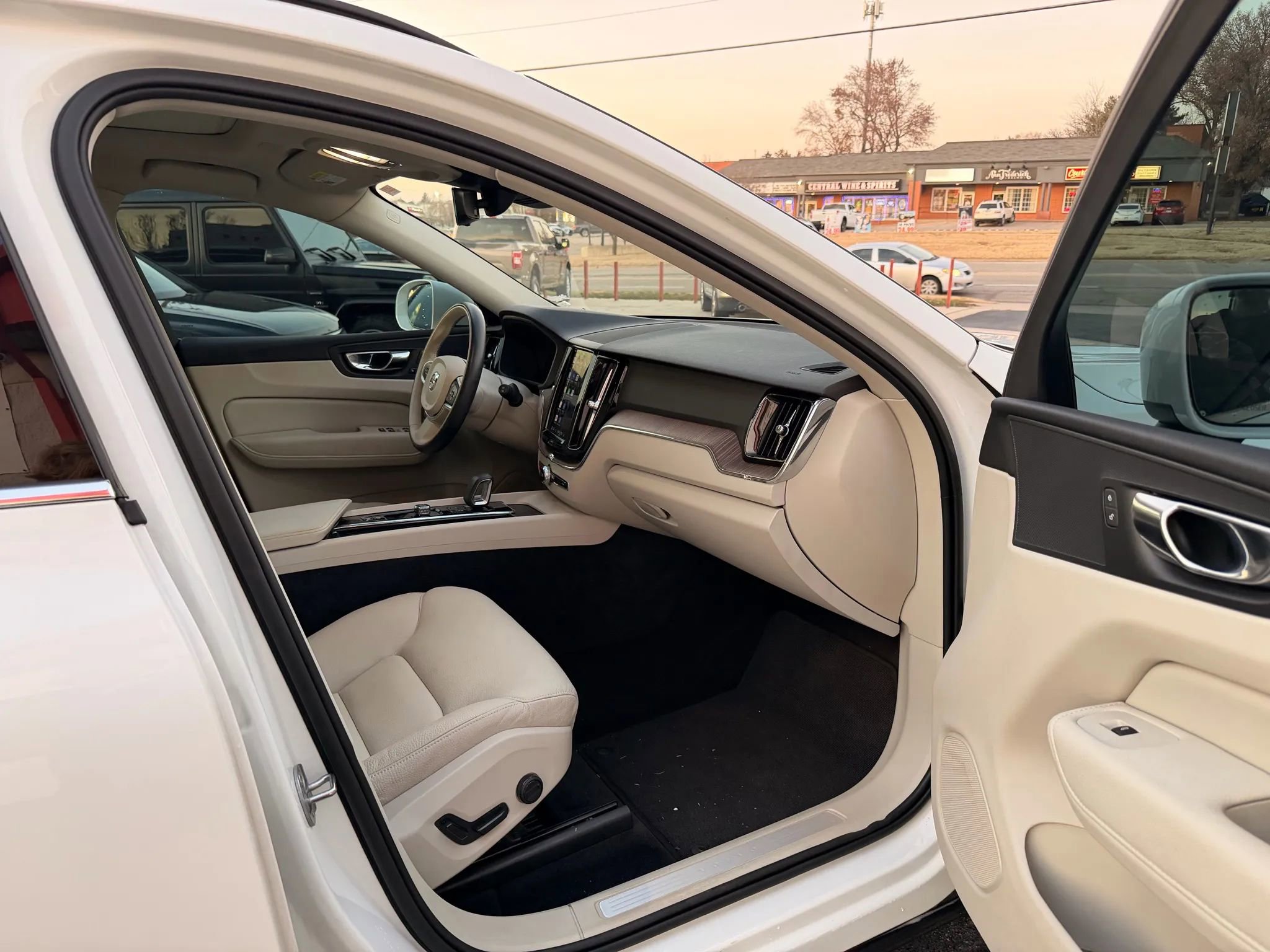 Used 2022 Volvo XC60 B5 Momentum AWD/4WD image 30