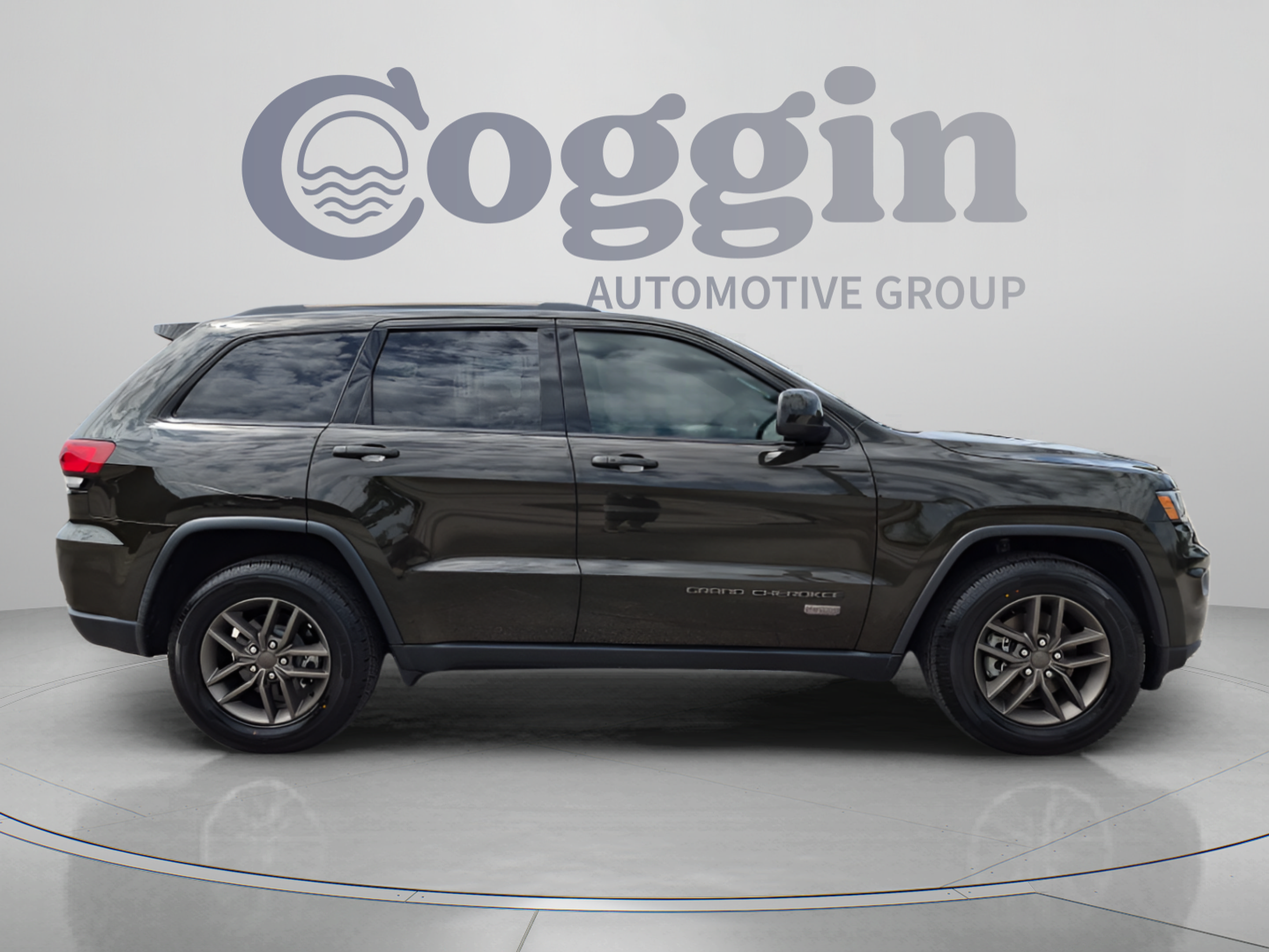 Used 2017 Jeep Grand Cherokee Laredo 75th Anniversary RWD image 7