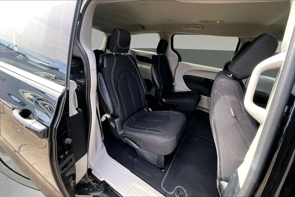 Used 2024 Chrysler Voyager LX FWD image 28