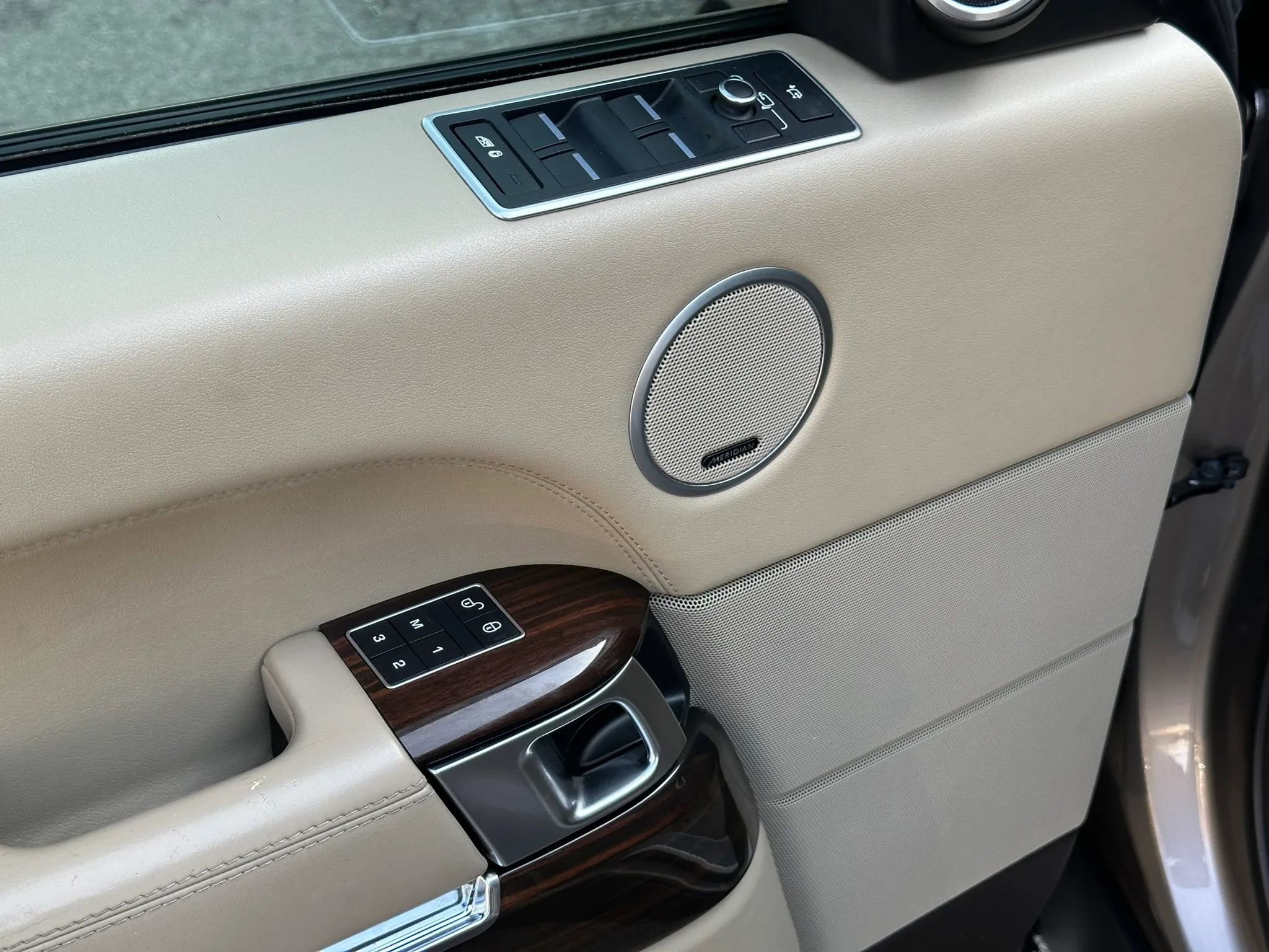 Used 2016 Land Rover Range Rover HSE image 12