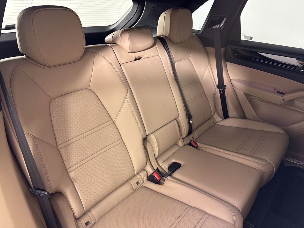 Certified 2023 Porsche Cayenne Platinum Edition image 23