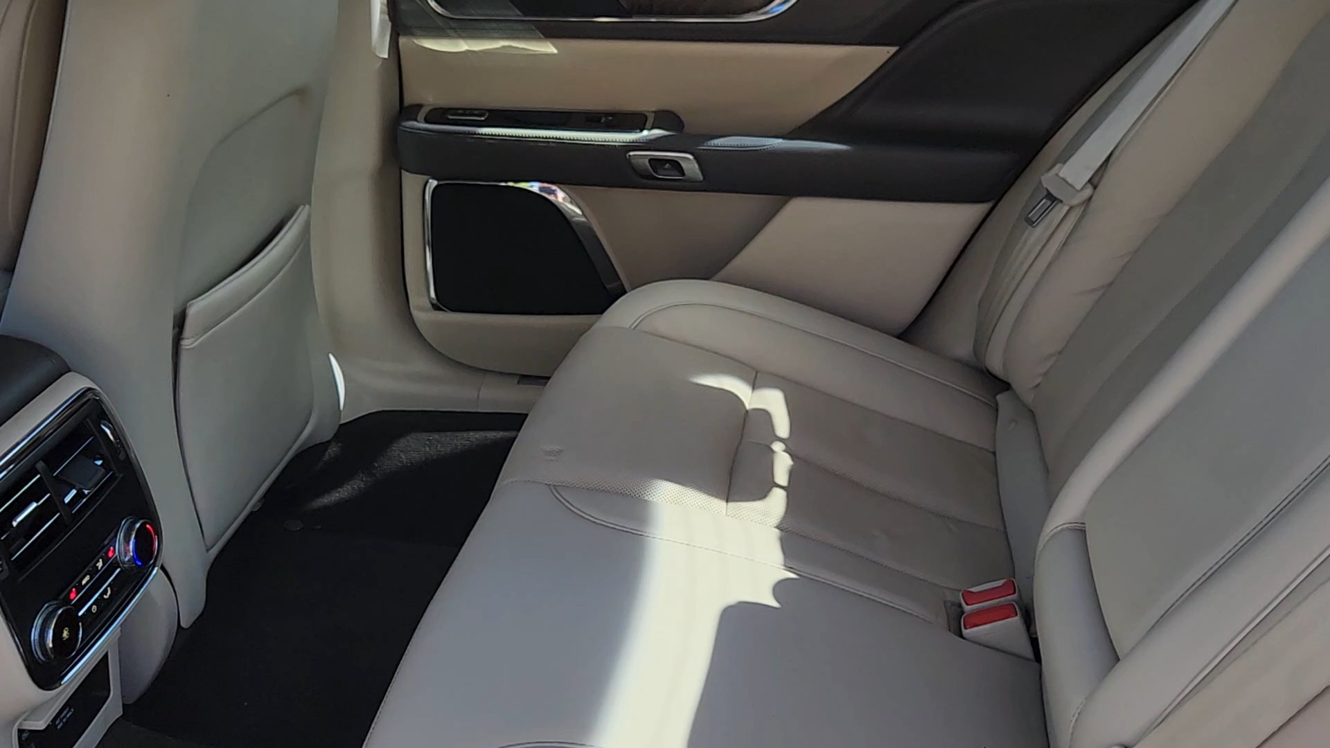 Used 2018 Lincoln Continental Reserve AWD/4WD image 31