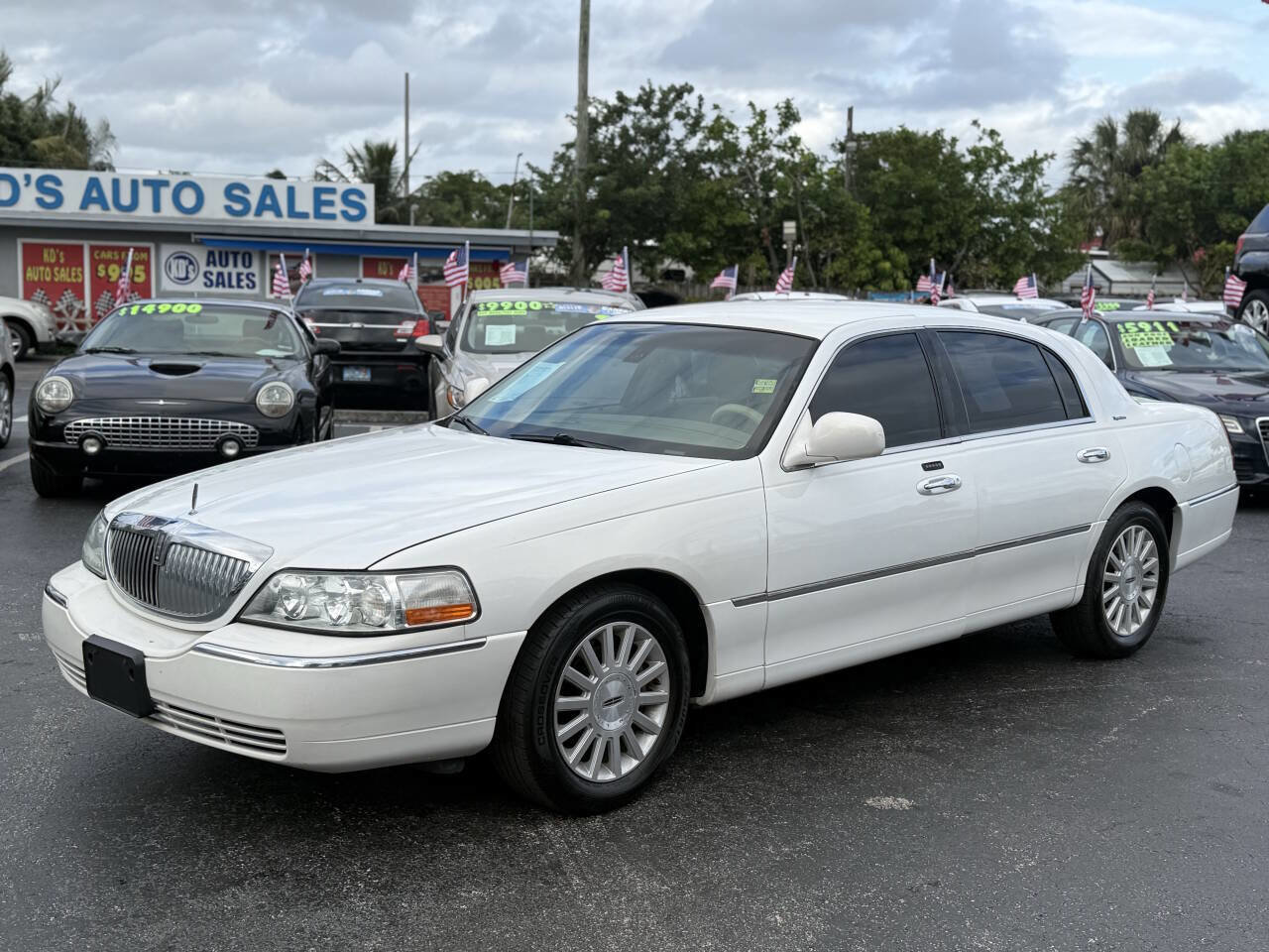 Used 2003 Lincoln Town Car Signature image 2