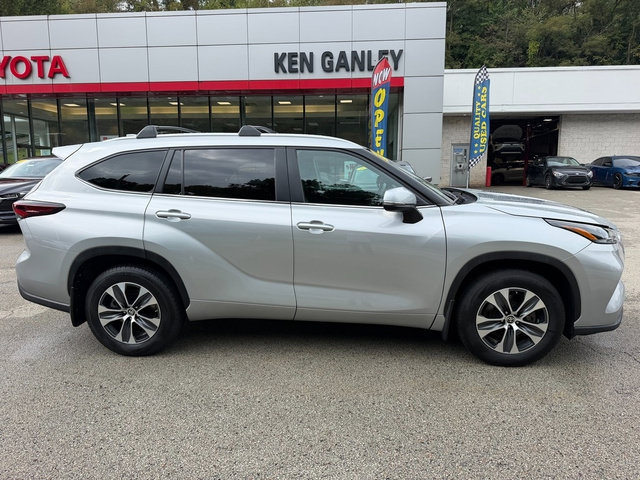 Used 2024 Toyota Highlander XLE AWD/4WD image 2