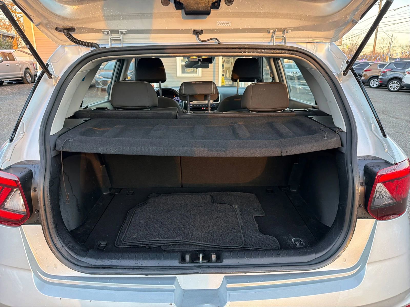 Used 2022 Hyundai Venue SEL FWD image 12