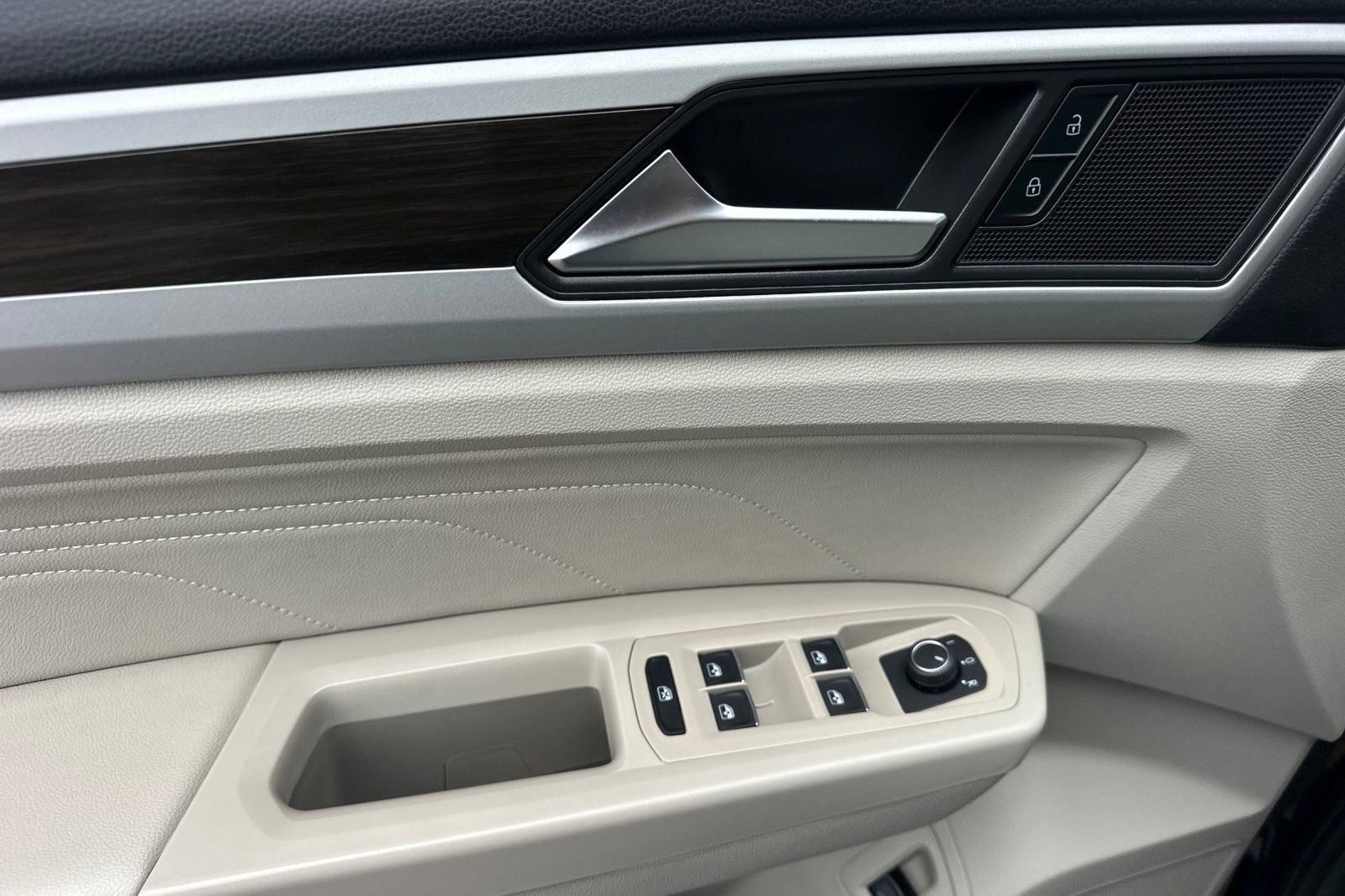 Used 2023 Volkswagen Atlas SE w/ Panoramic Sunroof Package FWD image 11