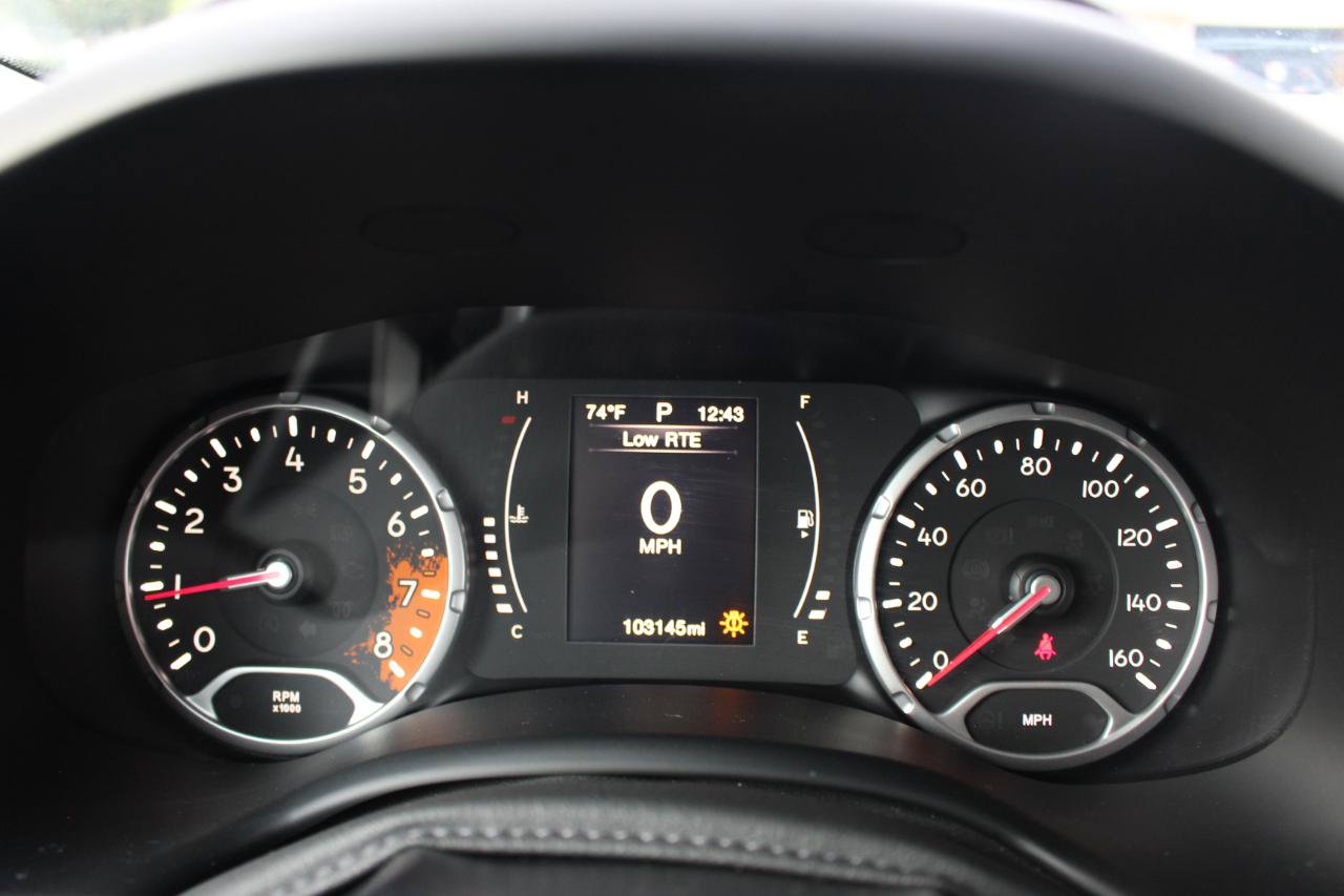 Used 2016 Jeep Renegade Latitude w/ Cold Weather Group FWD image 22