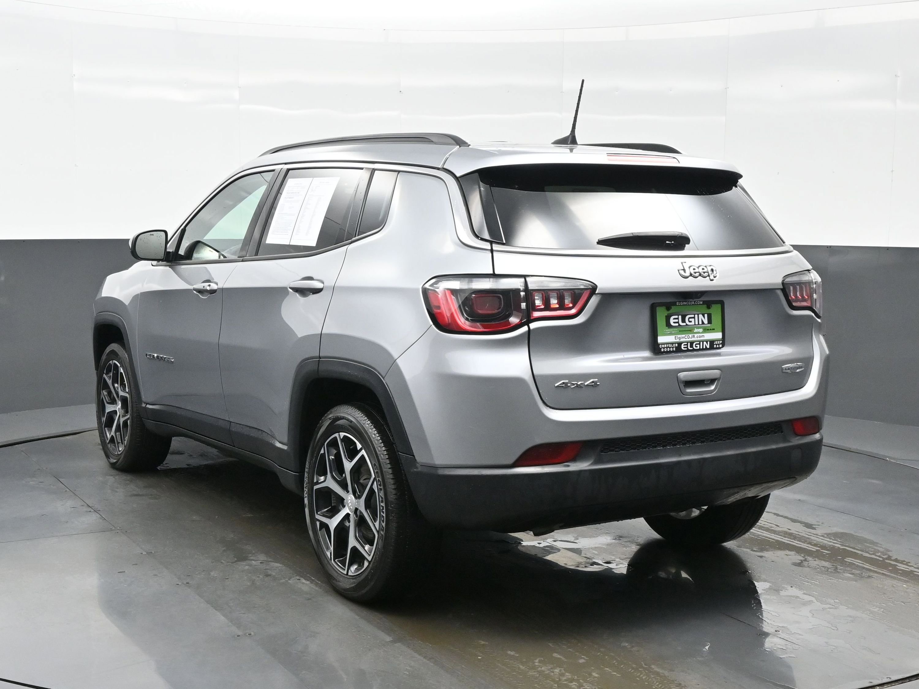 Used 2024 Jeep Compass Latitude AWD/4WD image 4