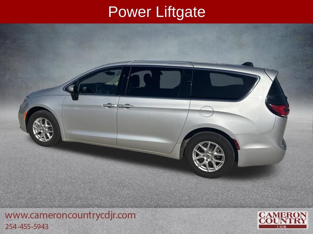 Used 2023 Chrysler Pacifica Touring-L FWD image 3