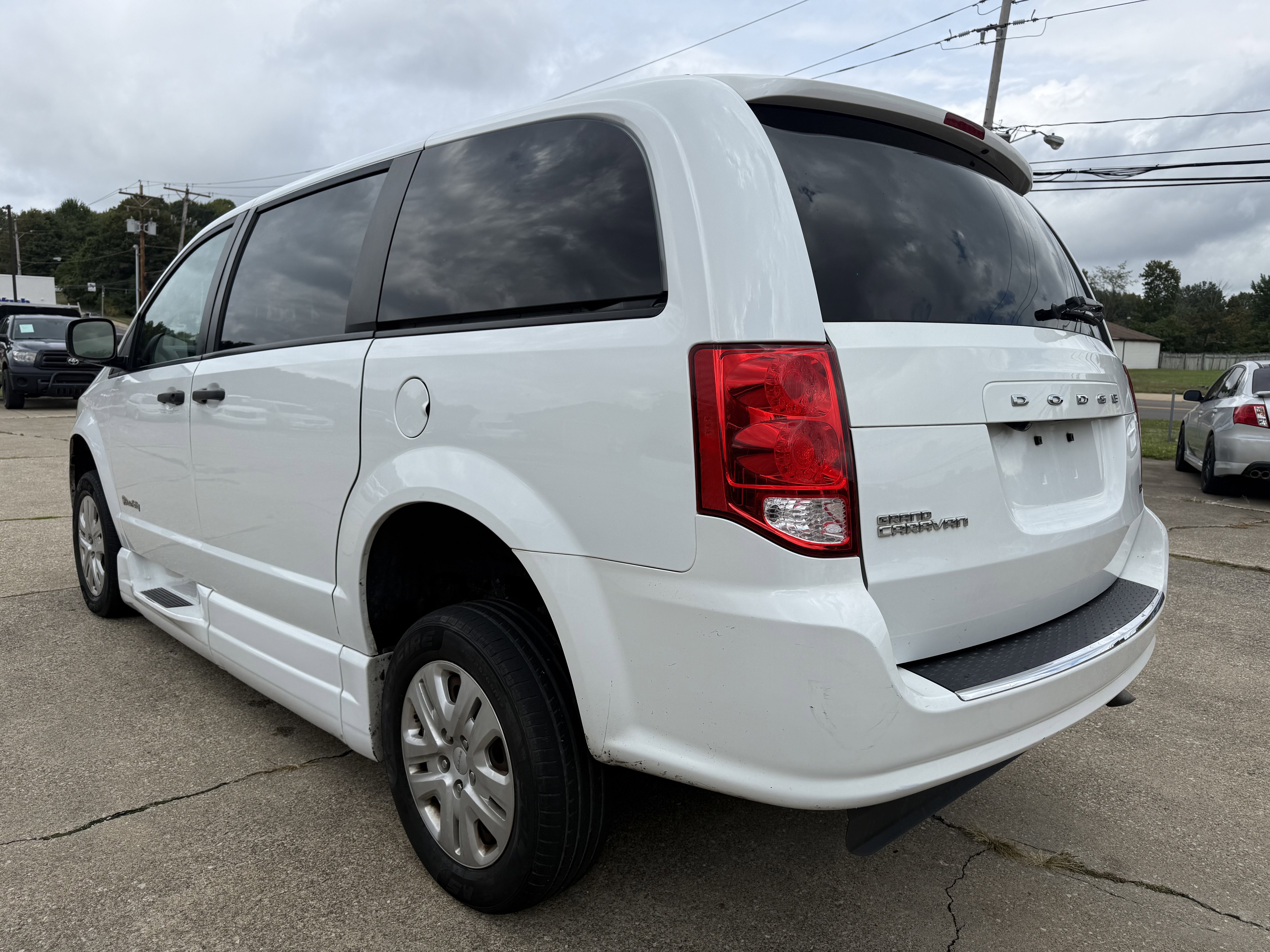 Used 2019 Dodge Grand Caravan SE image 4