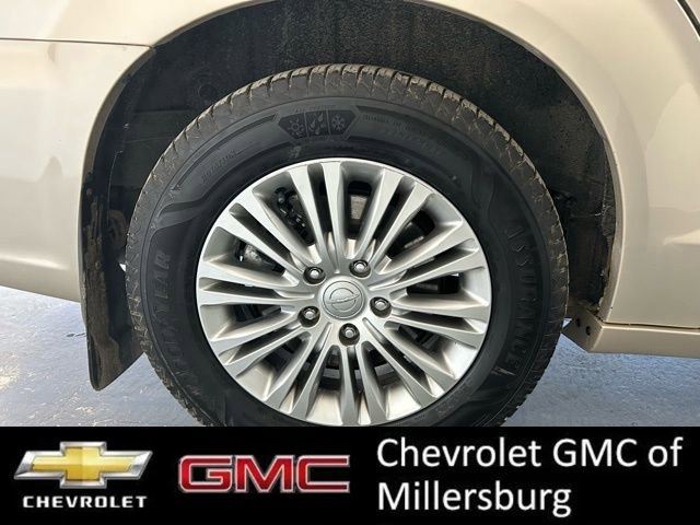 Used 2015 Chrysler Town & Country Touring-L w/ Driver Convenience Group image 11