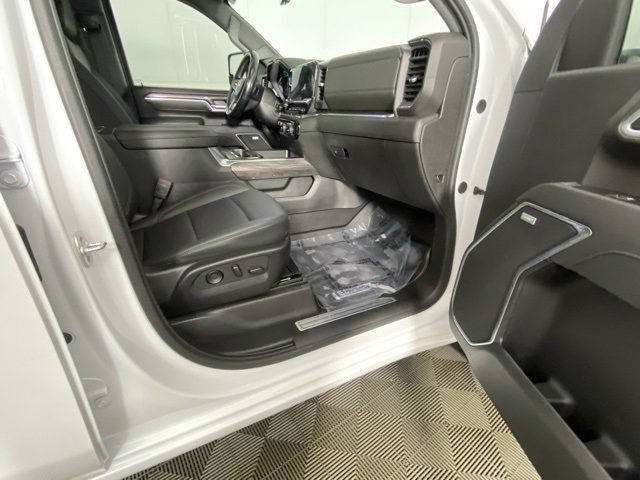 Used 2025 Chevrolet Silverado 3500 LTZ w/ LTZ Convenience Package image 11