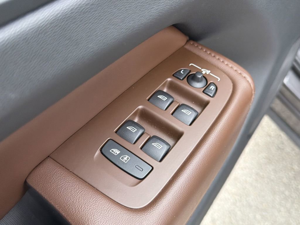 Used 2023 Volvo XC60 T8 Plus image 24