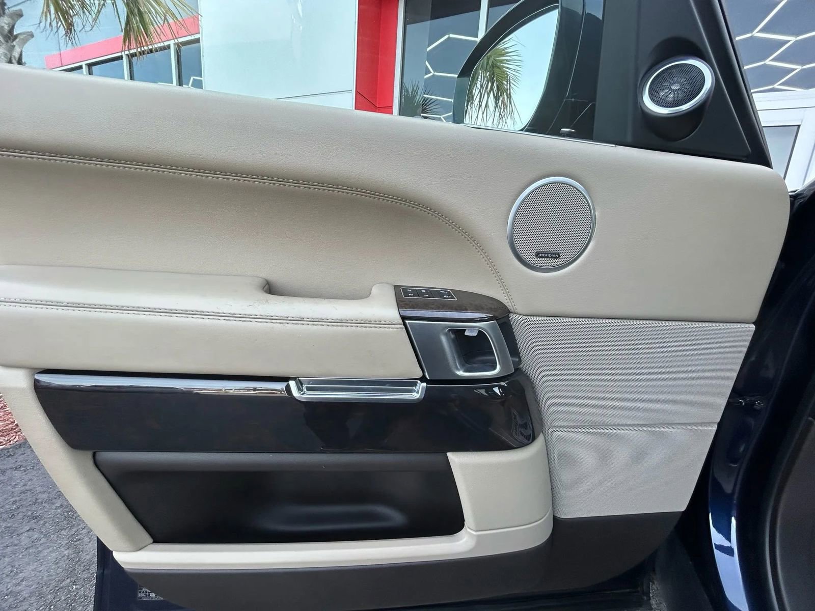Used 2015 Land Rover Range Rover HSE image 18