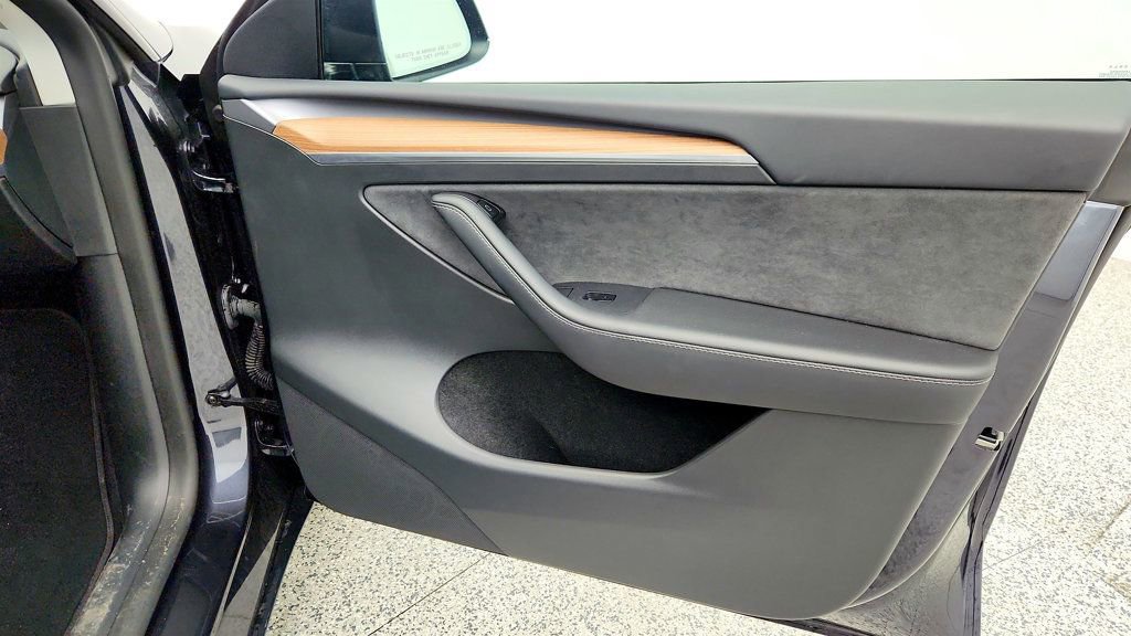 Used 2025 Tesla Model Y Long Range image 30