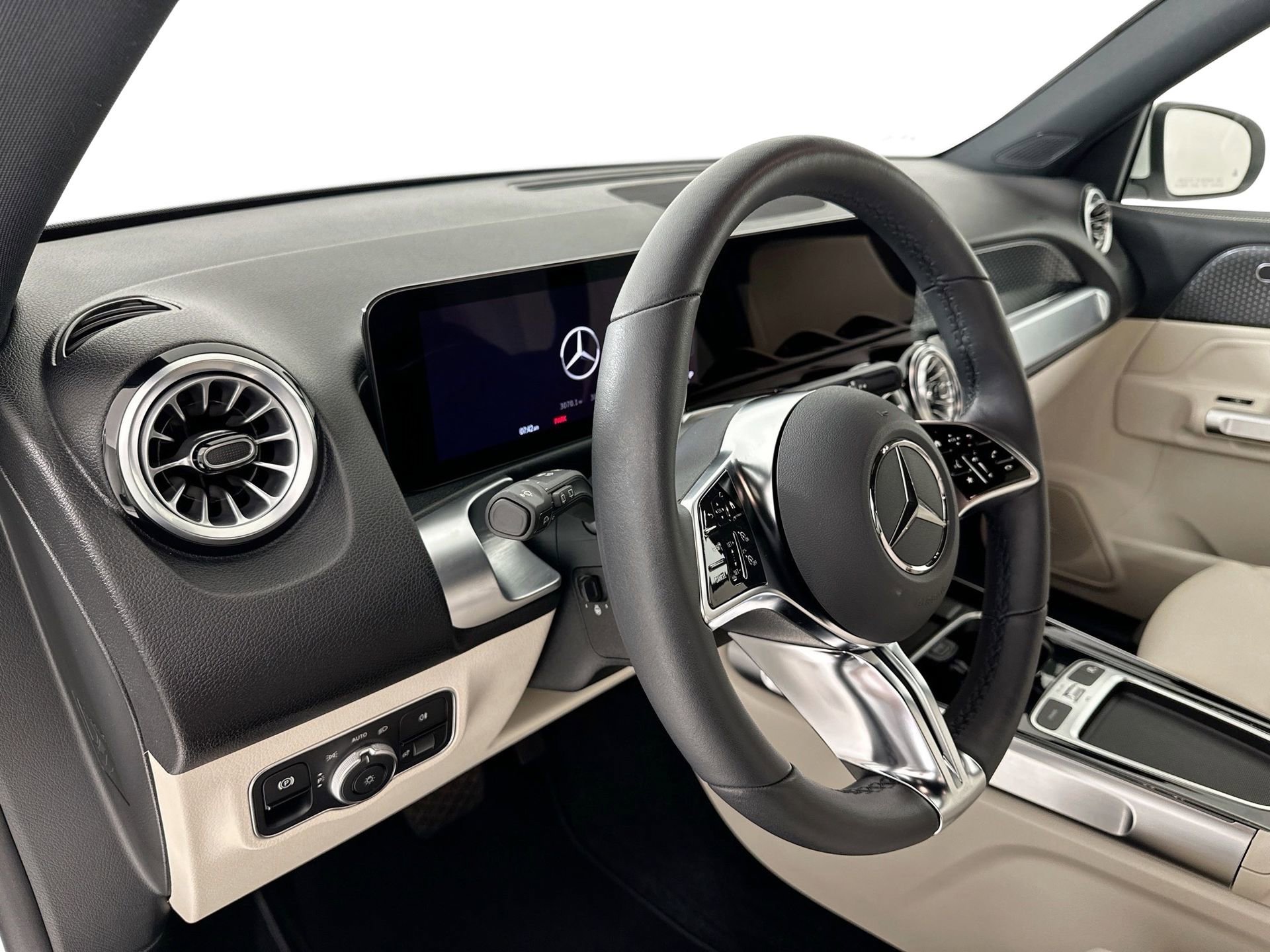 Certified 2024 Mercedes-Benz EQB 300 4MATIC image 10