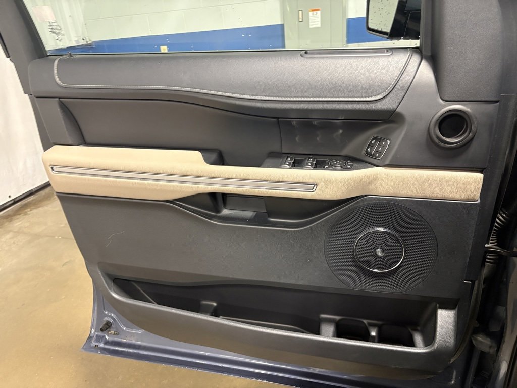 Used 2022 Ford Expedition Limited image 21
