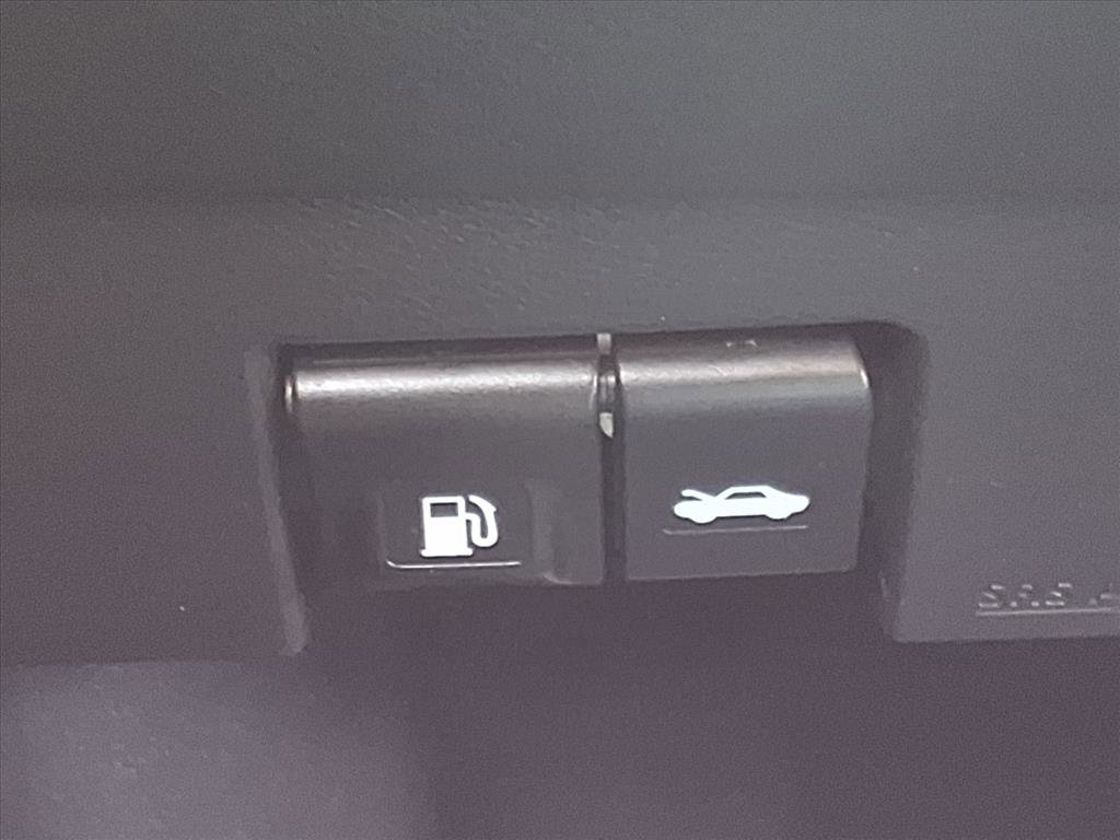 Used 2018 Nissan Kicks SV image 11