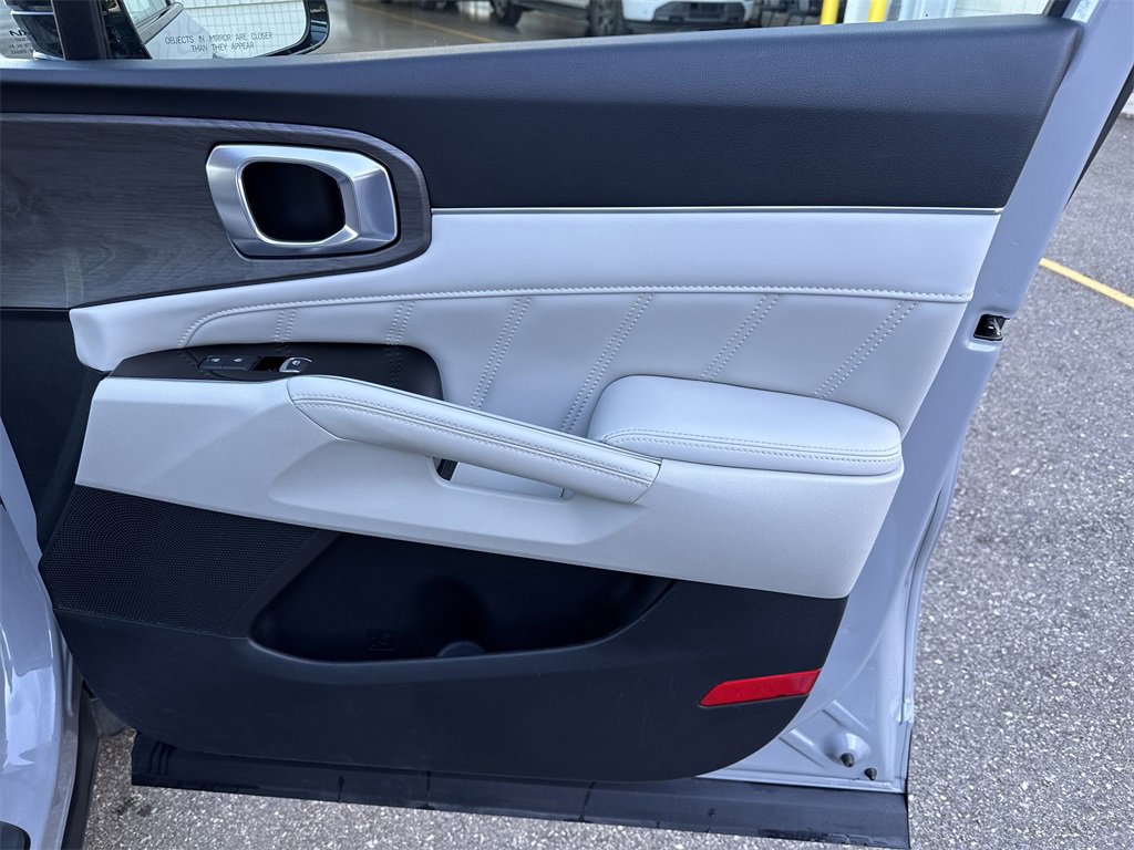 Used 2025 Kia Sorento SX image 14