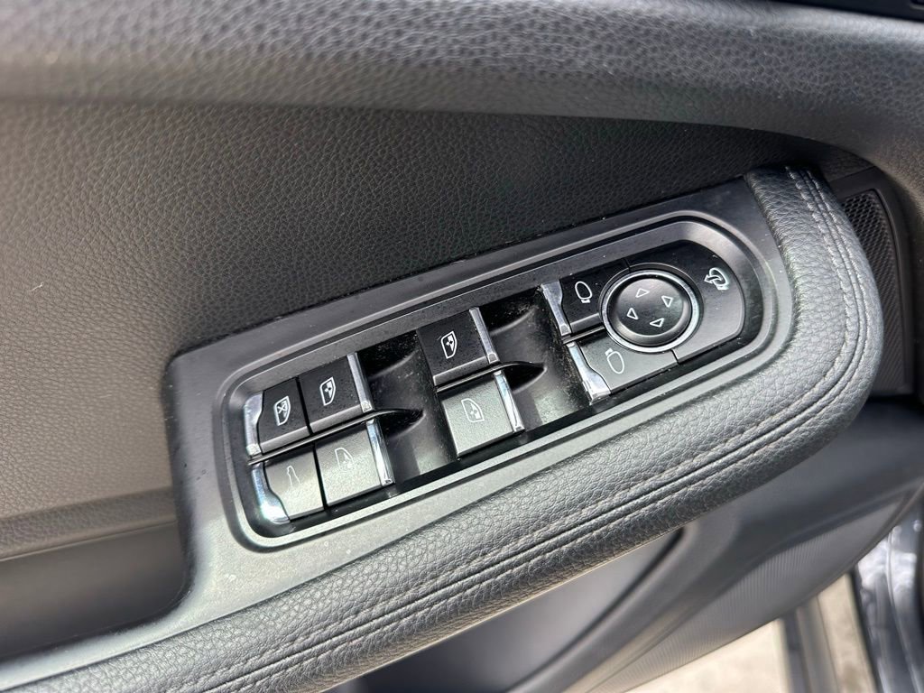 Certified 2023 Porsche Macan AWD/4WD image 21
