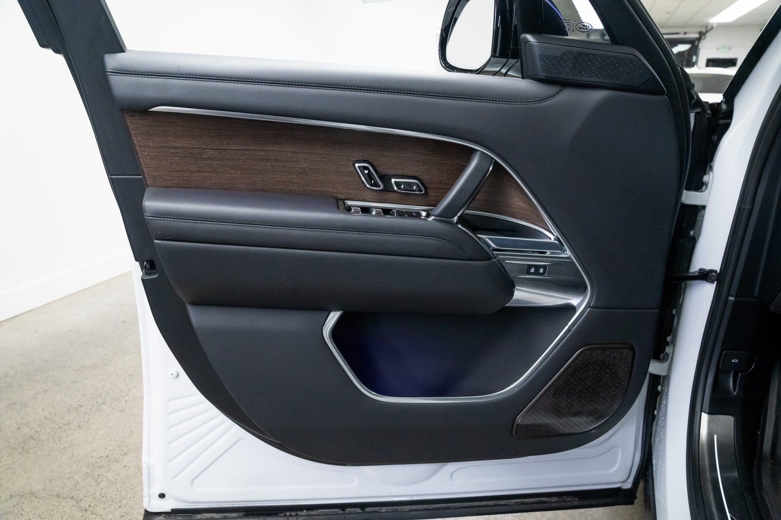 Used 2025 Land Rover Range Rover Autobiography image 17